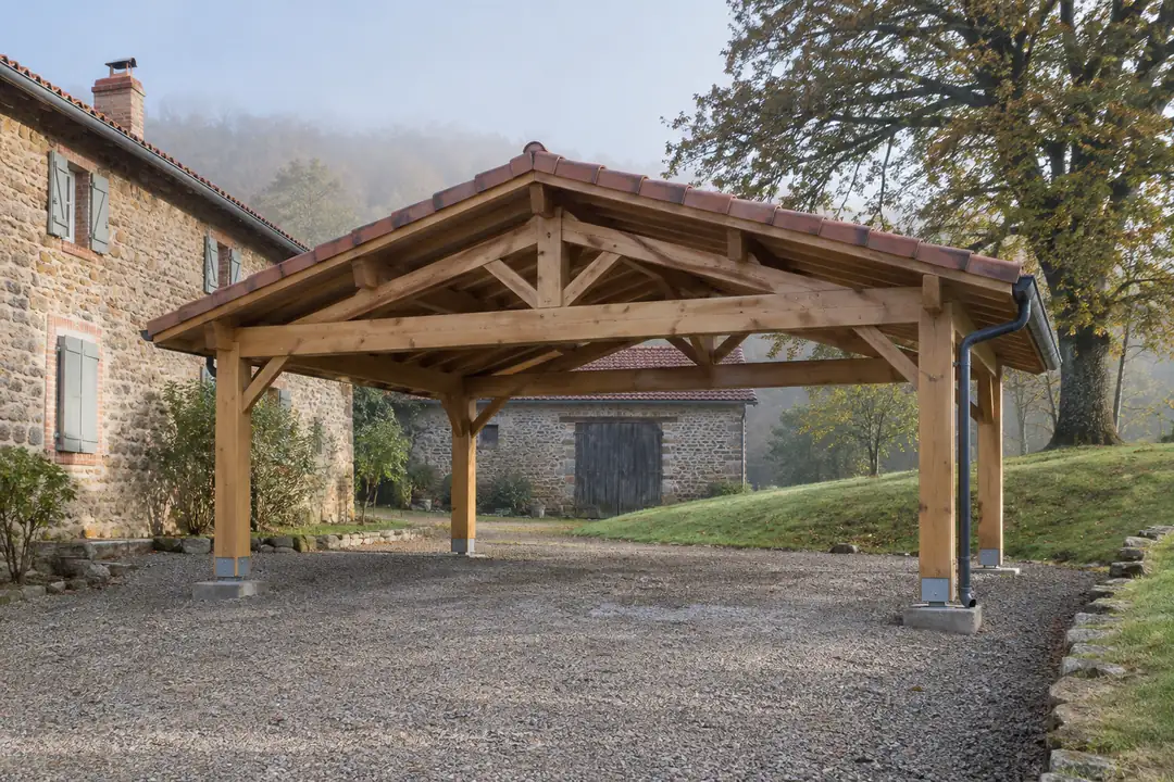 Carport bois double à deux pentes, charpente traditionnelle assemblée, en campagne